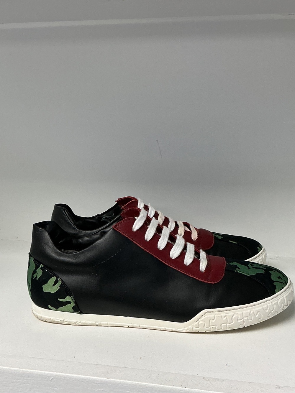 Black & Burgundy Low-Top Men's Sneakers with Camouflage Accents